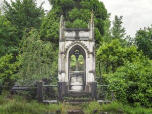 Langsam verschwindet das stolze Mausoleum in der Natur. Wie eine eigene Welt im Süden von Brüssel