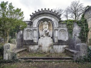 Für mich der schönste Engel von Berlins Friedhöfen, doch die Grabstätte bietet noch mehr feine Details