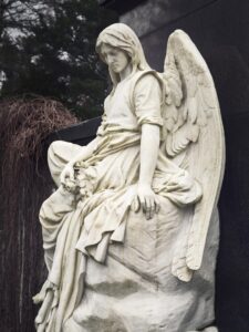 Engel entlang der äußeren Friedhofsmauer im Zentrum