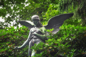 Unzählige wunderschöne Engel wie dieser verstecken sich auf dem mit 391 Hektar größten Parkfriedhof in Europa