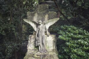 In verwunschener Stimmungen findet man viele außergewöhnliche Statuen wie diesen Engel um Hannovers Grabfelder