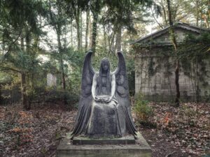 Der schwarze Engel auf einem der schönsten Waldfriedhöfe Europas ist ein absolutes Unikat