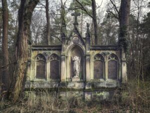 Kopfloser Engel entlang der alten Umbettung auf dem Waldfriedhof