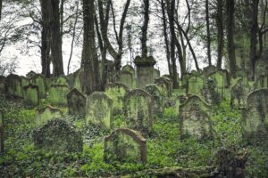 Jüdische Gräber zeichnen sich oft durch unberührte Patina aus, die Totenruhe erwartet kein eingreifen - Die Grabstätten sollen für immer und ewig in Respekt gehalten werden.