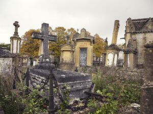 Verfallene Gräber auf dem Ostfriedhof im französischen Metz