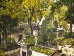 Die hohen Standpunkte bieten starke Blicke über die wunderschönen Friedhofsanlagen