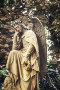 Ein verträumter Engel im historischen Friedhof