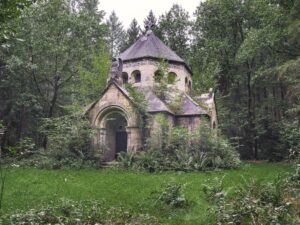 Ein fast vergessenes Mausoleum, mittem im niedersächsischen Wald gelegen.